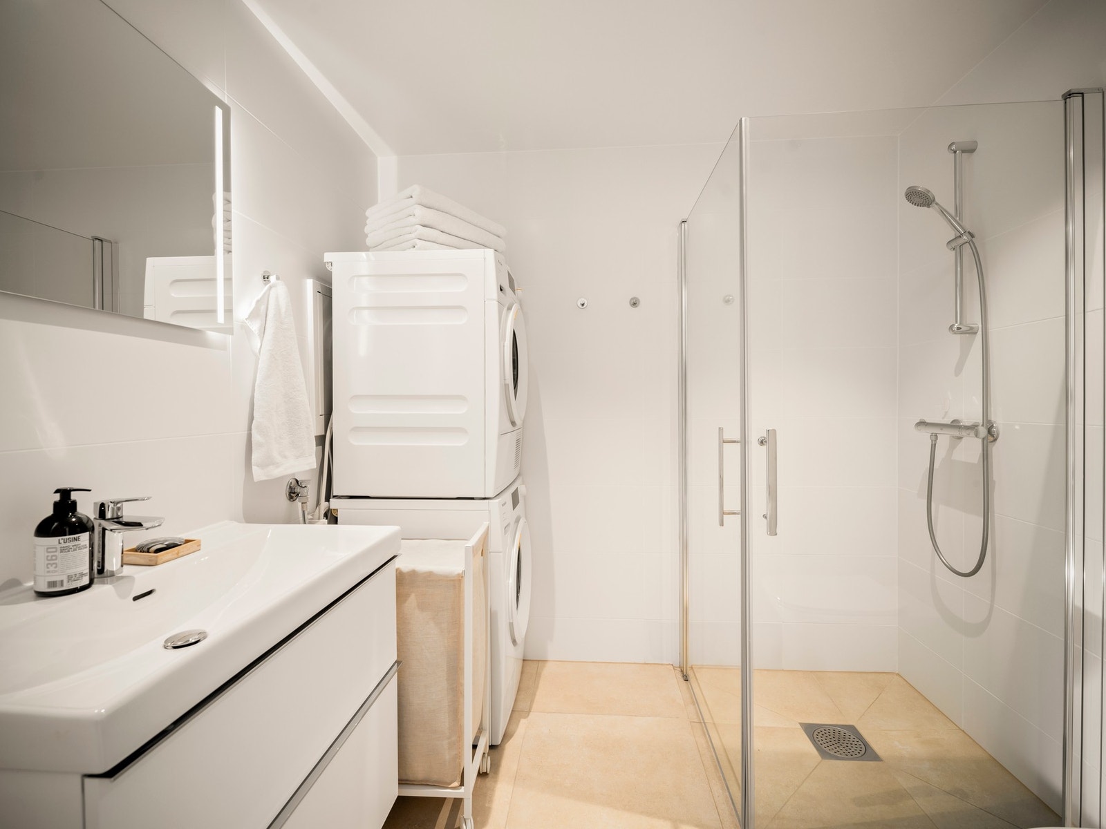 Moderne helfliset bad med varmekabler i gulv. Galleribilde