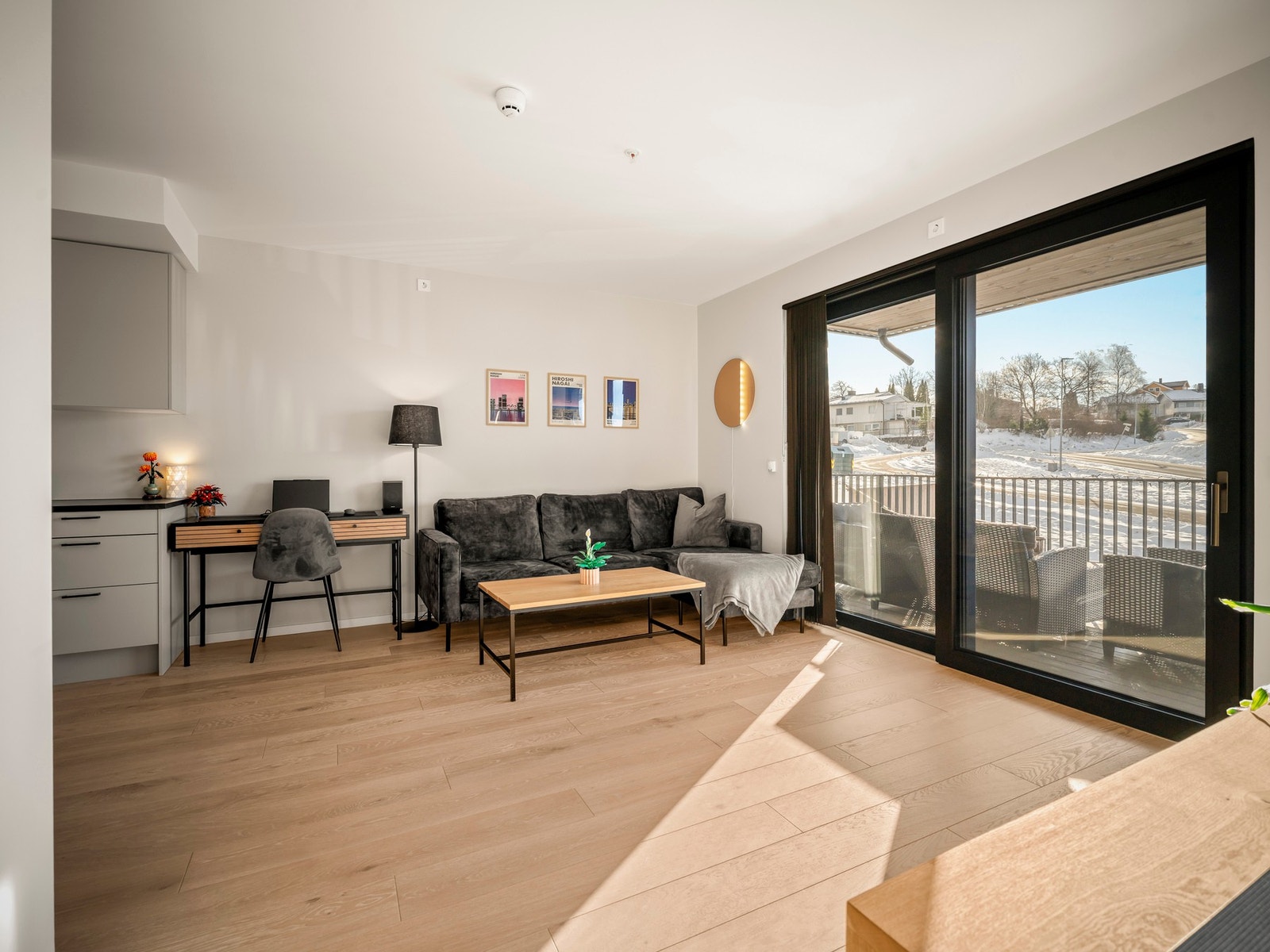 Lys 1-stavs eikeparkett og vannbåren gulvvarme i stue- og kjøkkendelen. Galleribilde