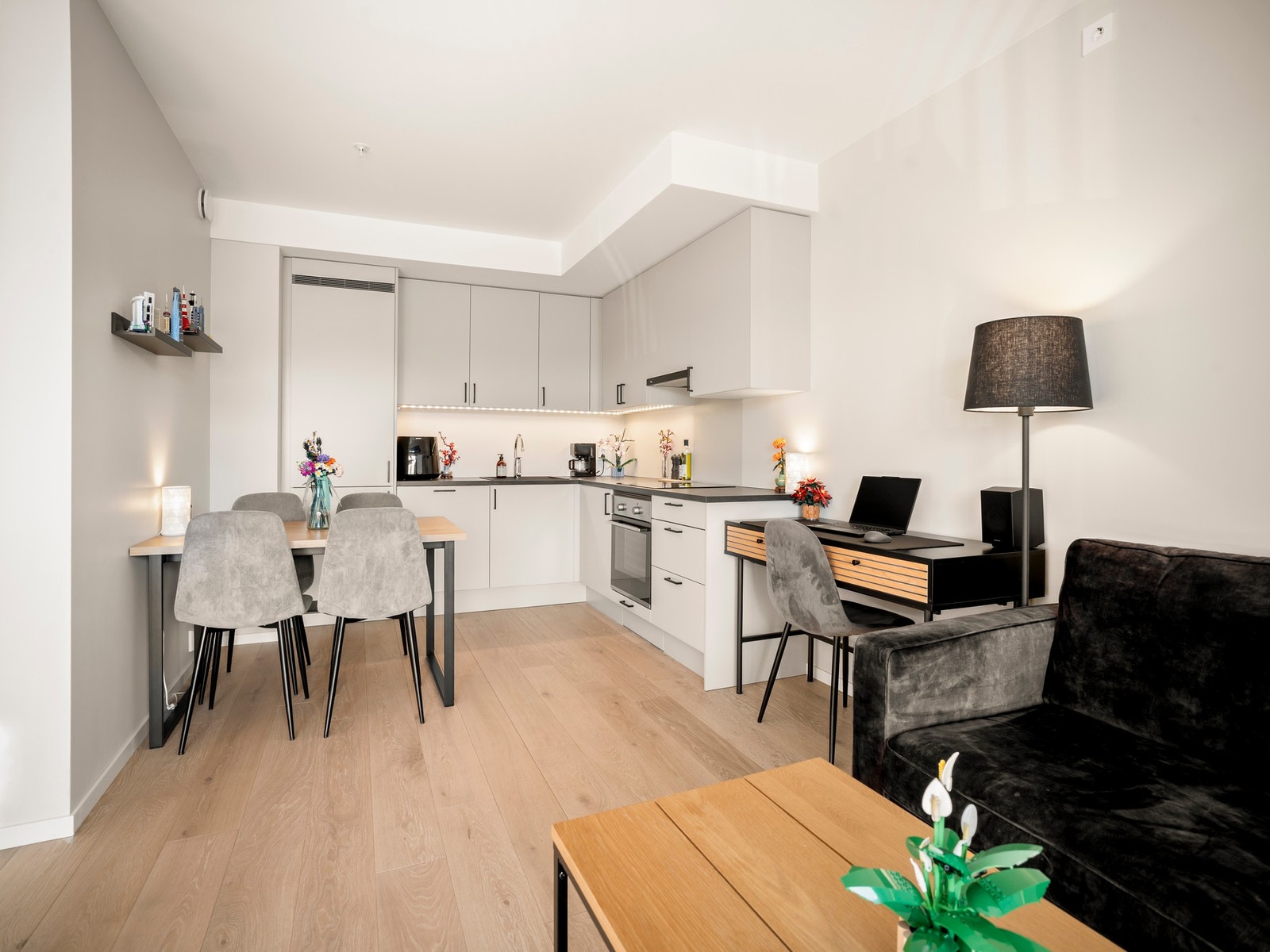 I tilknytning til kjøkkenet er det naturlig plass til egen spiseplass. Galleribilde