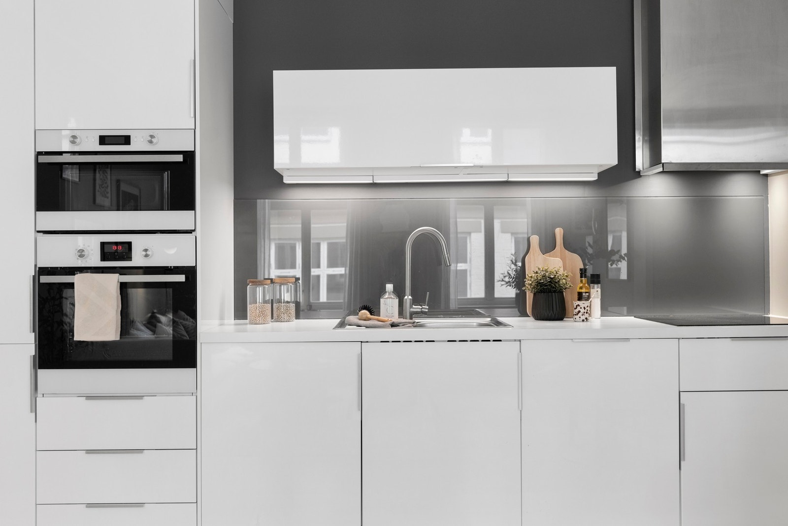 Kjøkkeninnredningen er fra år 2014, praktisk utformet med gode arbeidsflater og integrerte hvitevarer: Kjøl/frys, ovn, platetopp, oppvaskmaskin, vaskemaskin. Galleribilde