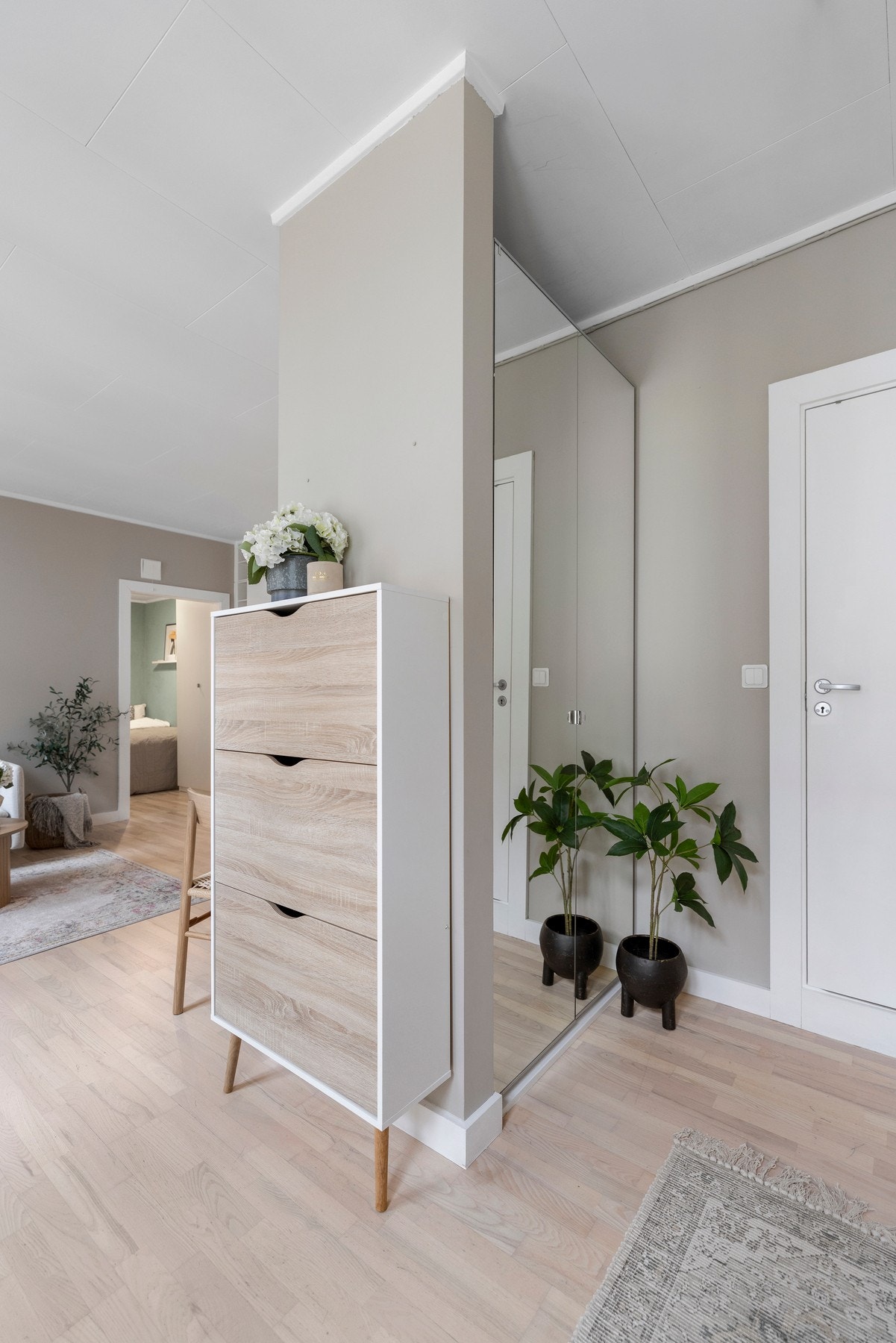 Entréen oppleves ryddig og funksjonell - en behagelig overgang mellom bylivet ute og den lune atmosfæren inne. Galleribilde