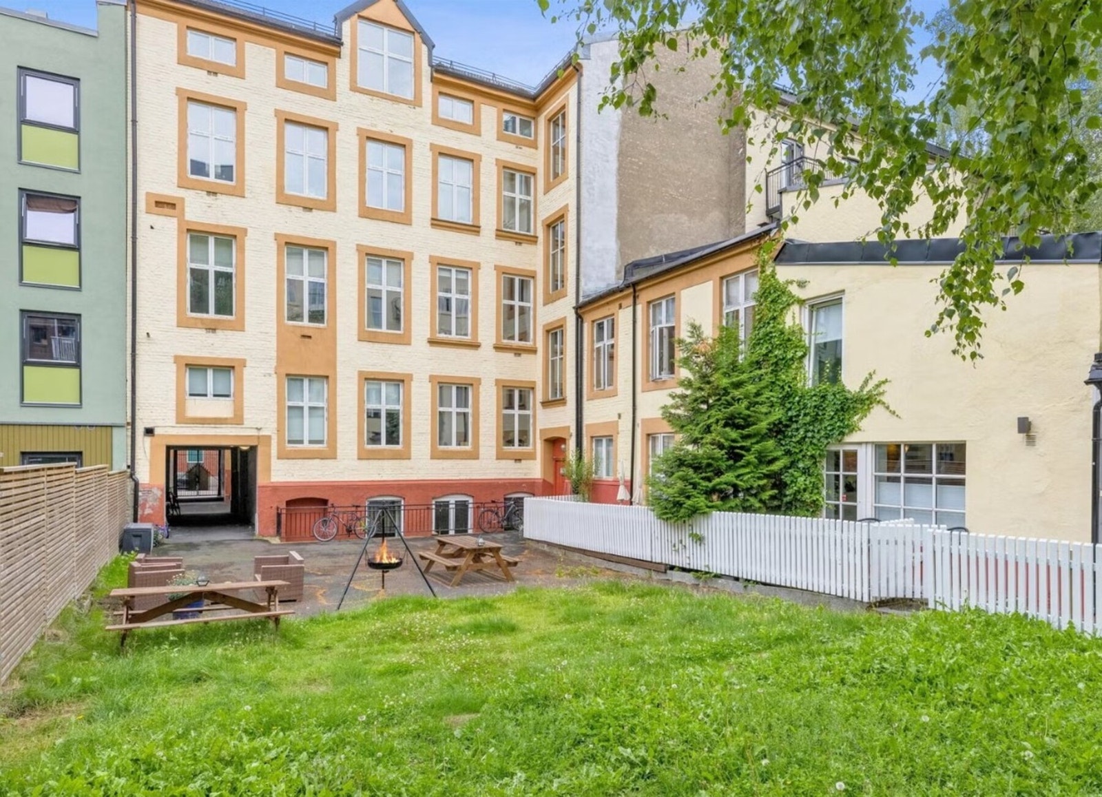 Hyggelig, opparbeidet felles gårdsrom til benyttelse for borettslagets beboere. Galleribilde