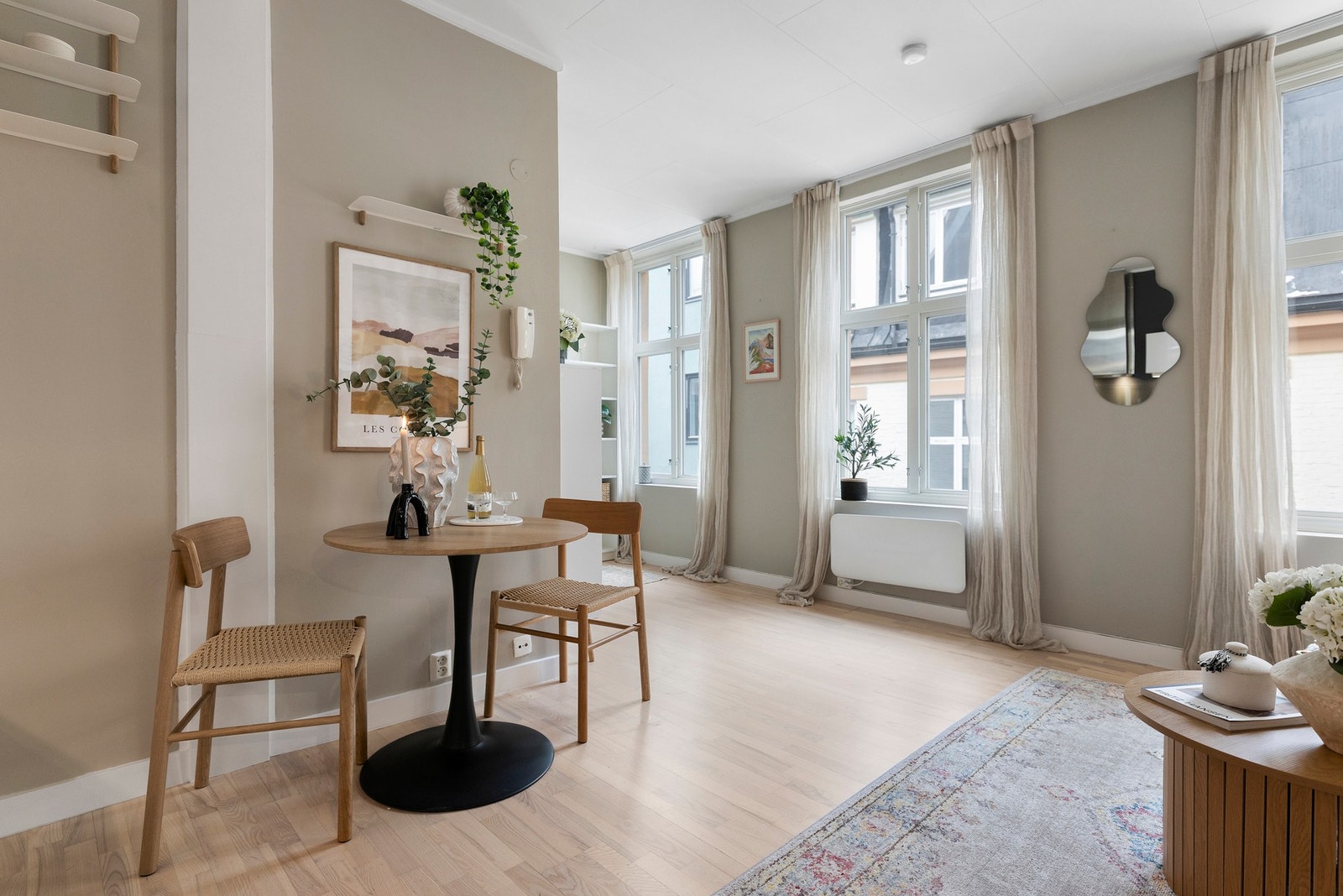 Leiligheten ligger høyt og fritt til i 3. etg og vender i sin helhet mot indre gårdsrom. Galleribilde