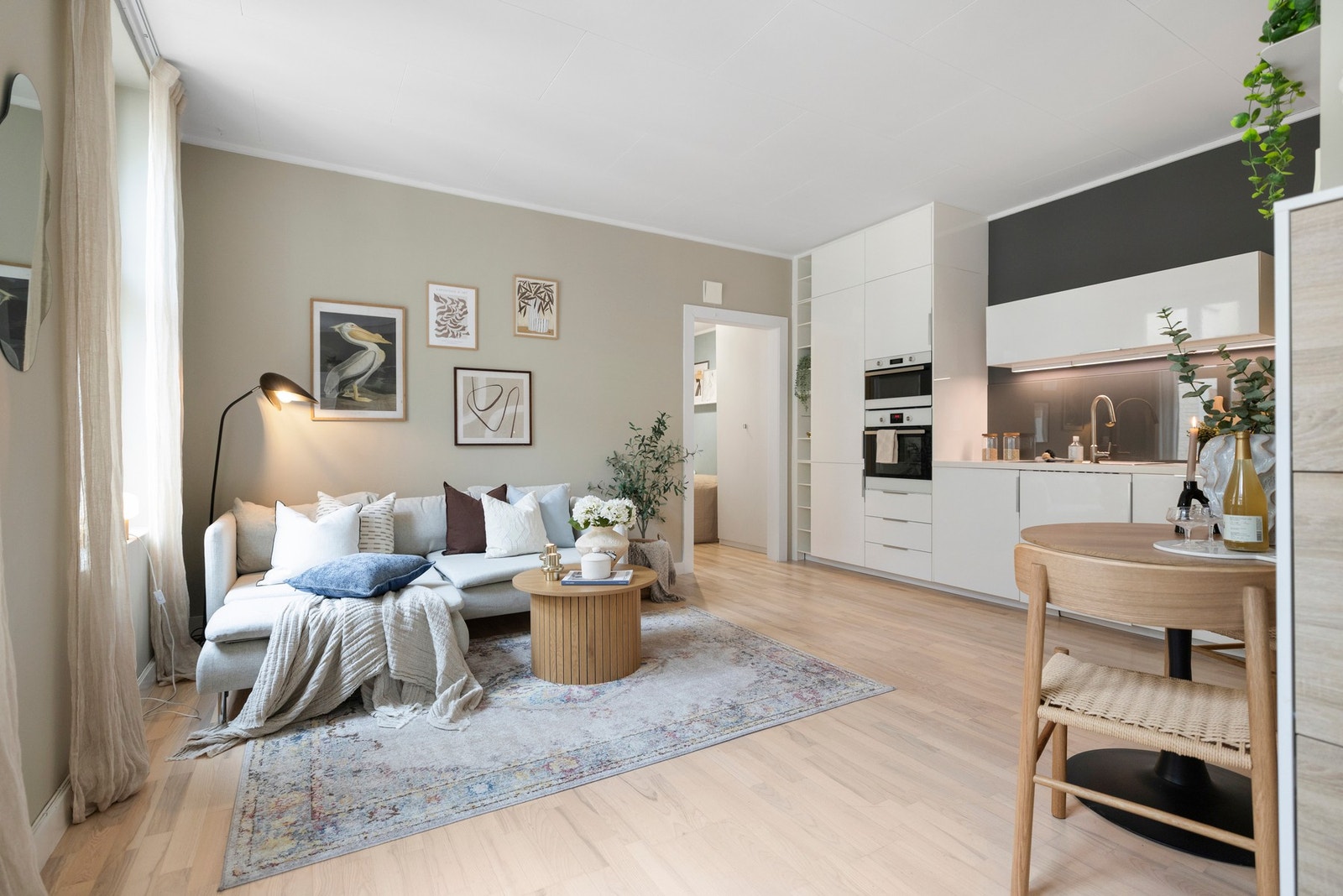 Velkommen til en arealeffektiv og pent oppusset 1-roms leilighet med smart alkove og luftig romfølelse. Galleribilde