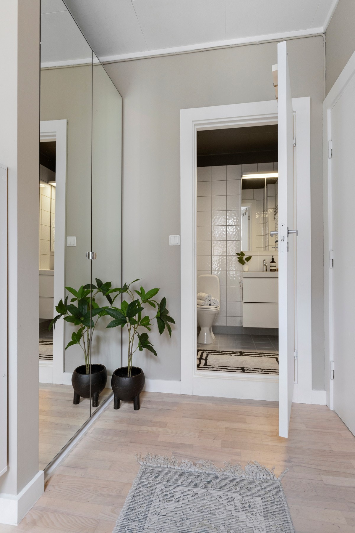 Velkommen inn! Leiligheten ønskes velkommen via en innbydende og praktisk entré som gir et svært godt førsteinntrykk. Galleribilde