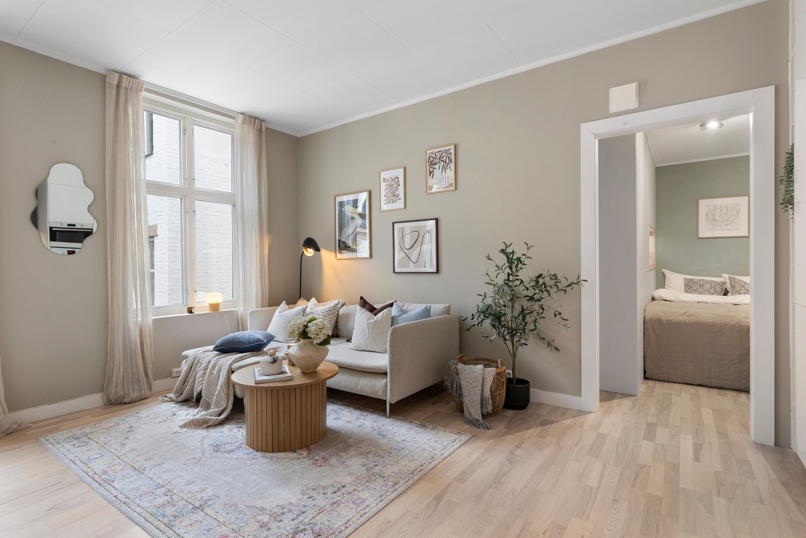 Stuen og entré er malt i år 2021, i fargen Soothing beighe fra Jotun. Leiligheten oppleves luftig med en takhøyde på 2,71 m2. Galleribilde