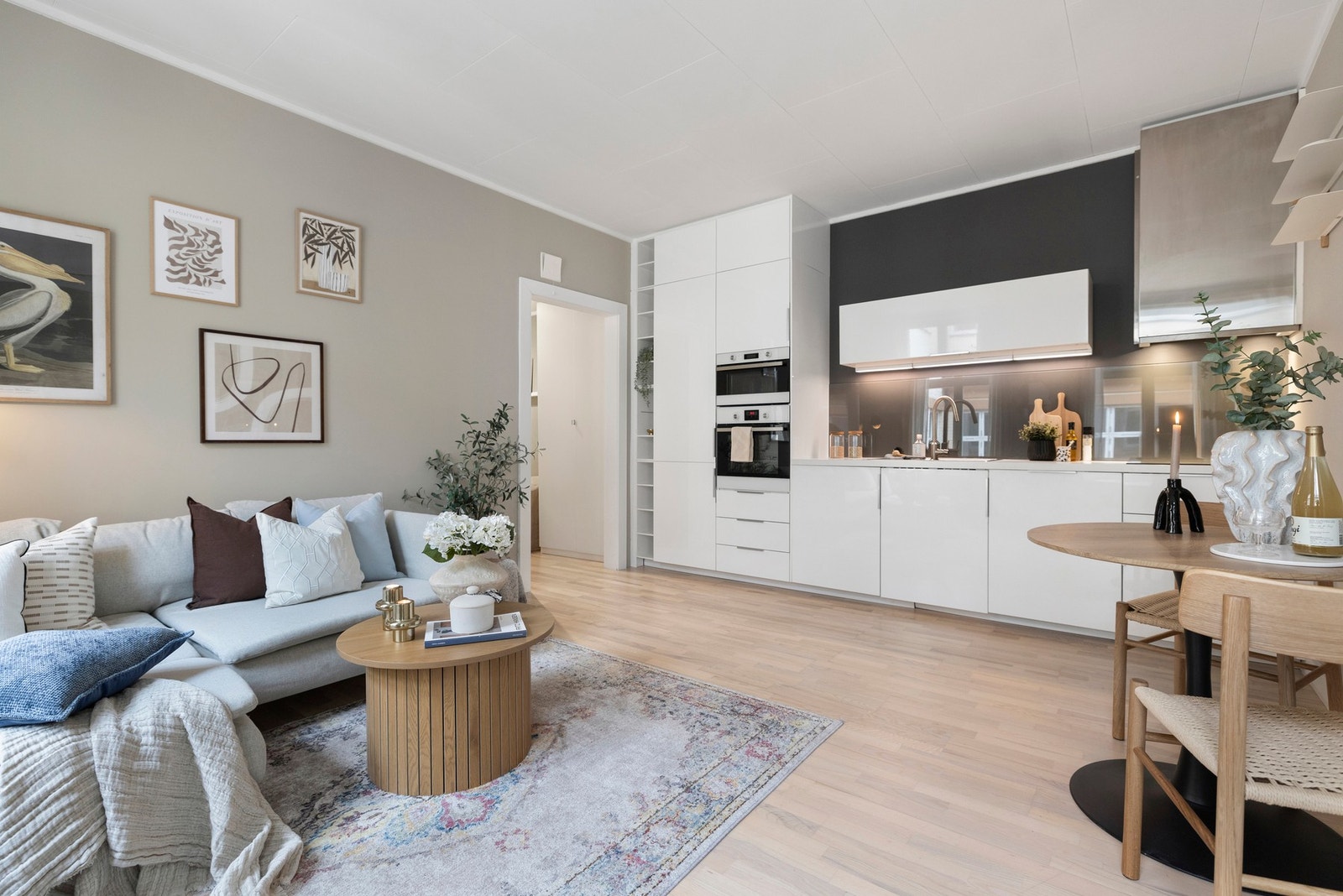 Stuen er lys, romslig og luftig med god takhøyde og store vindusflater som slipper inn rikelig med naturlig lys.
Foto Marika Mørkestøl Galleribilde