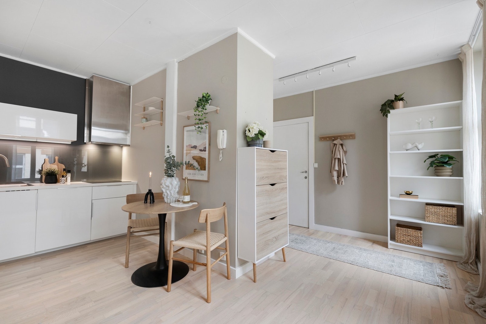 Kjøkkenet ligger i åpen løsning mot stuen og fremstår stilrent og gjennomført. Galleribilde