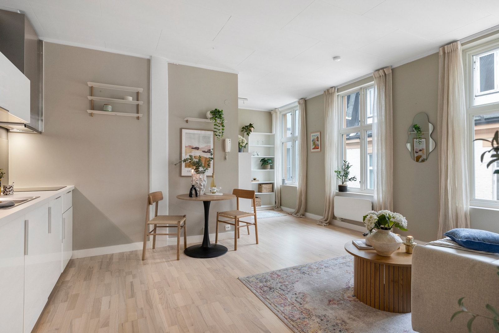 Den åpne løsningen gir en moderne og urban følelse, samtidig som rommet oppleves varmt og hjemmekoselig. Galleribilde