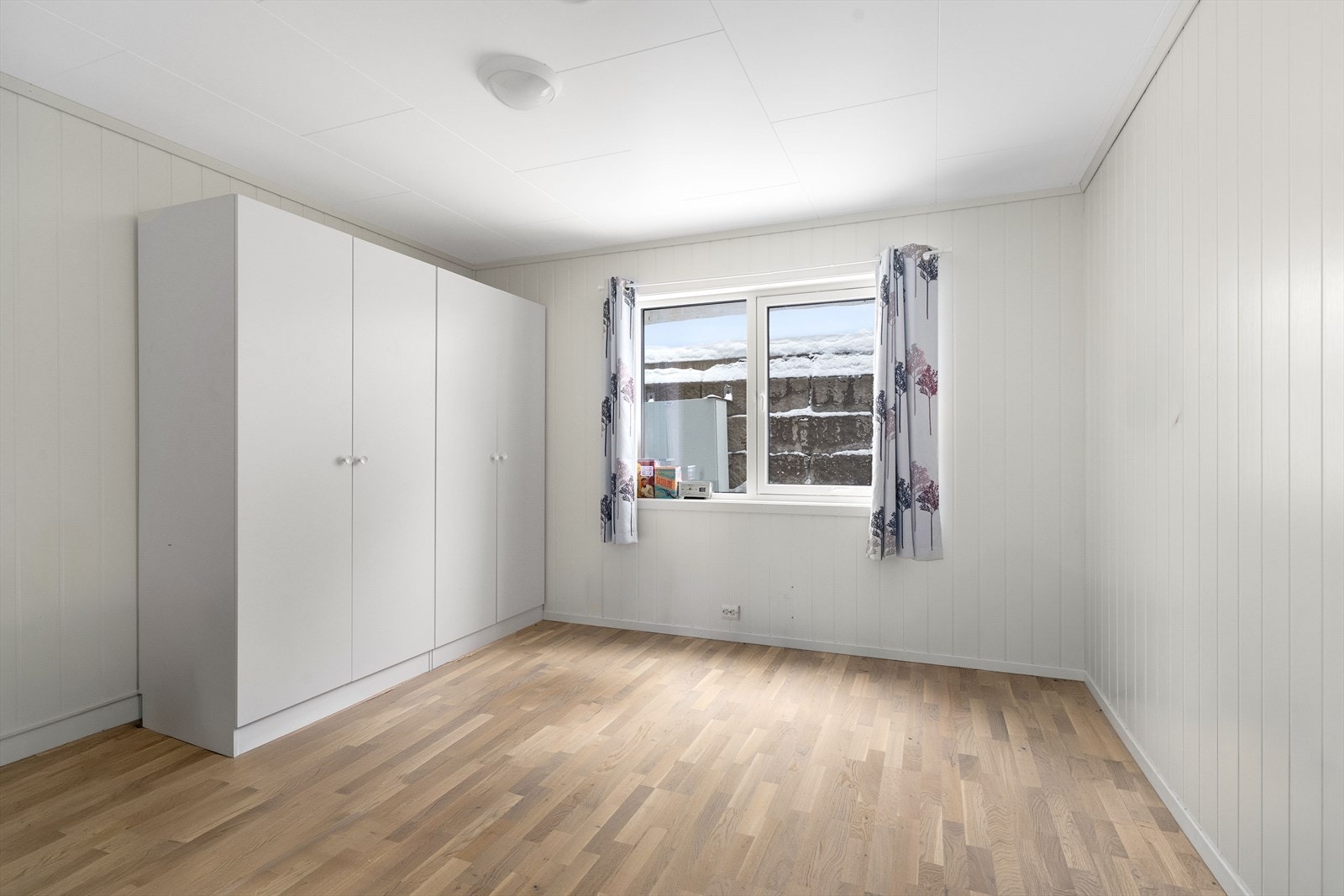 Leiligheten har to lyse og fine soverom, begge med garderobeskap. Galleribilde