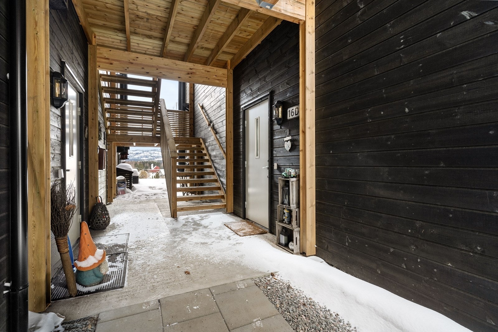 Det er felles trapp mellom to av boligene og ned til leiligheten som ligger i 1. etasje. Borettslaget har også oppført utvendige bodanlegg. Galleribilde