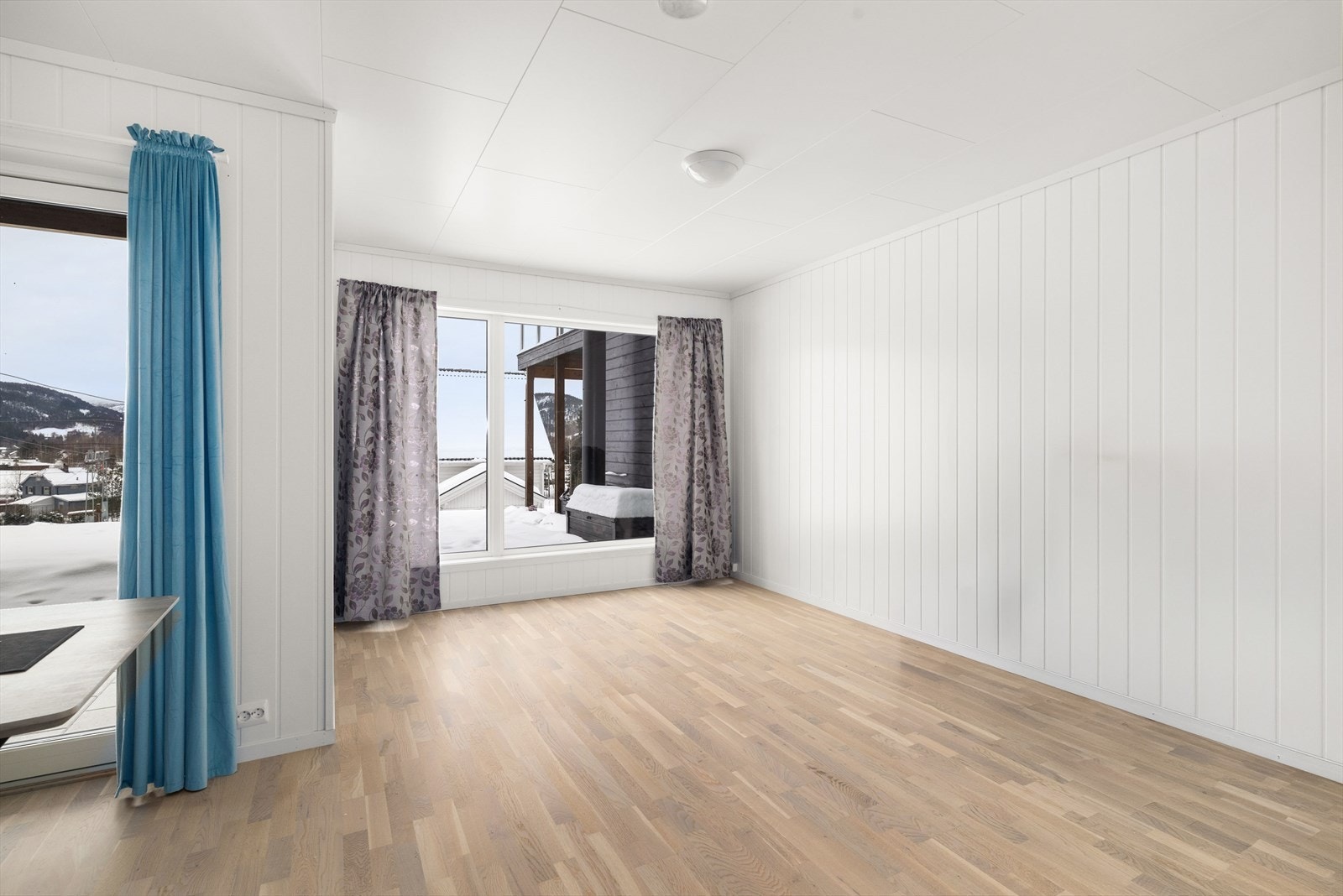 God plass til sofagruppe, samt spisebord i tilknytning til kjøkkenet. Galleribilde