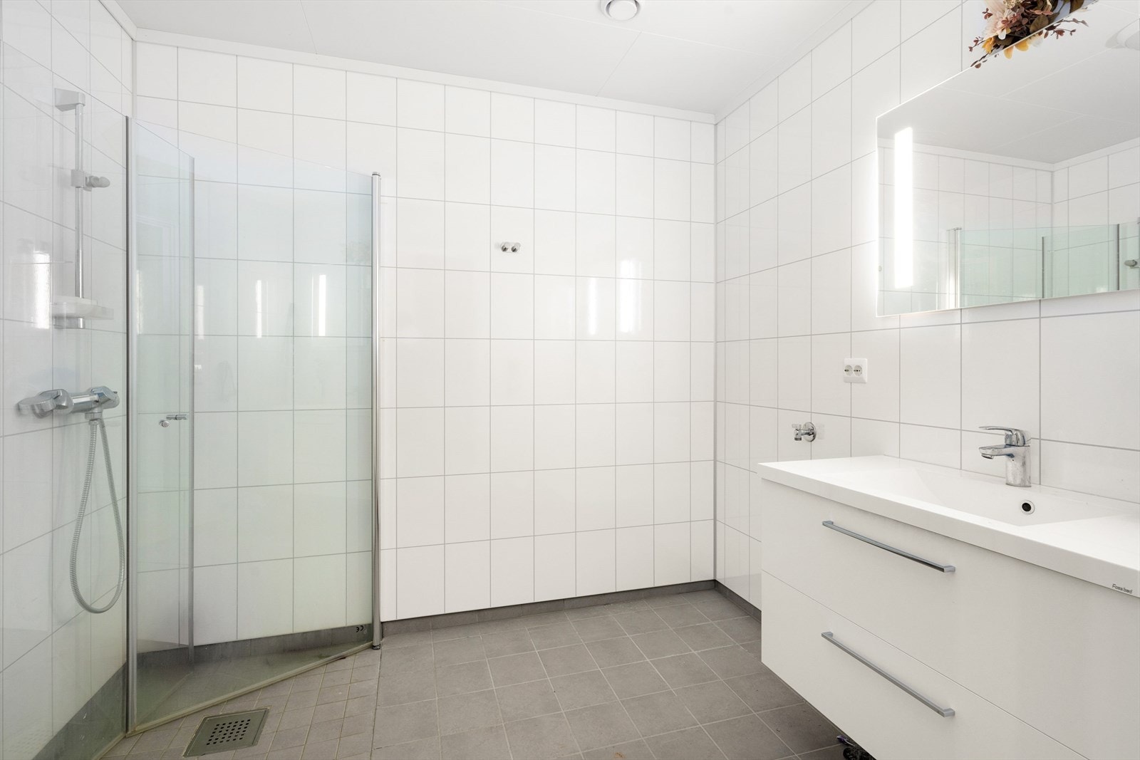 Badet har flislagt gulv med varmekabler, og på veggoverflatene er det baderomsplater. Galleribilde