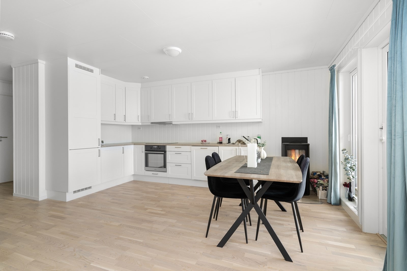 Det er installert vedovn med glassdør for lun varme på kjølige dager. Boligen har også installert kabel-tv og internett som er inkludert i de oppgitte felleskostnadene. Galleribilde