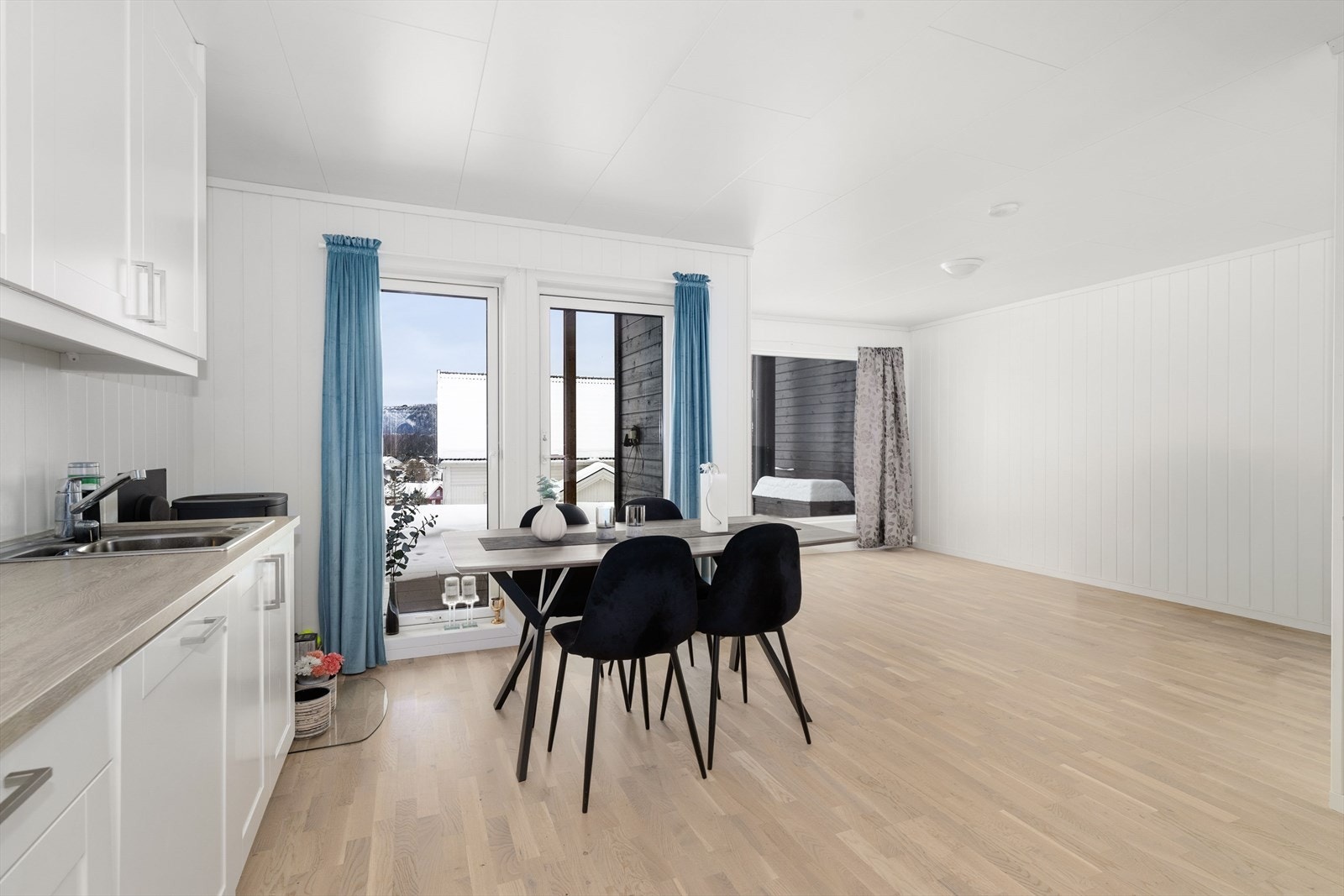 Stua og kjøkkenet har en fin og sosial åpen løsning, med gode, definerte soner for møblering. Store, vestvendte vindusflater sikrer gode lysforhold, og det er utgang til lun, overbygget terrasse med levegg og gode solforhold. Galleribilde