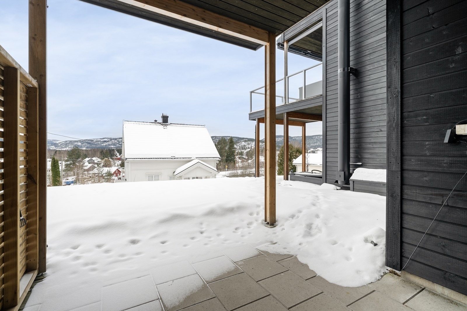 Tyrivegen 16D ligger fint til i et stille og rolig område rett utenfor Lunde sentrum. Galleribilde