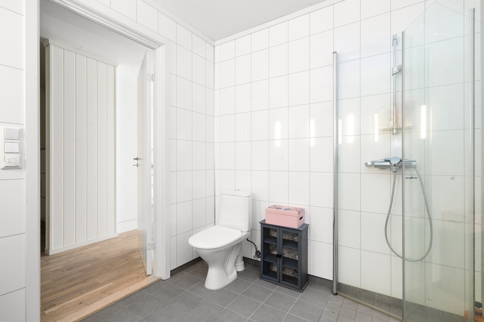 Badet har også dusjhjørne med innfellbare glassvegger, toalett og opplegg for vaskemaskin. Galleribilde
