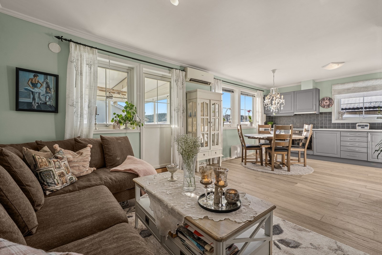 Her får du en praktisk planløsning med alt på ett plan, uten trapper- så her er alt tilrettelagt for en enkel og komfortabel hverdag. Galleribilde