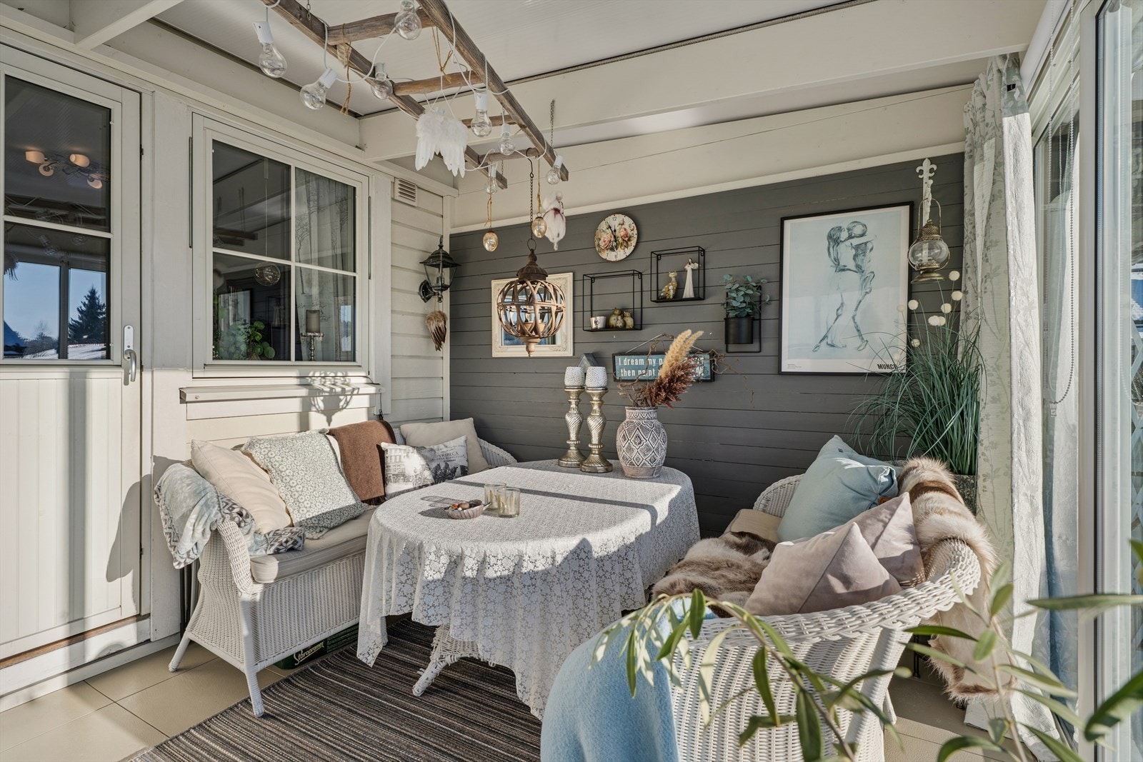 Deler av terrassen er innglasset og benyttes som en koselig hagestue. Denne er ikke søkt om hos kommunen. Galleribilde