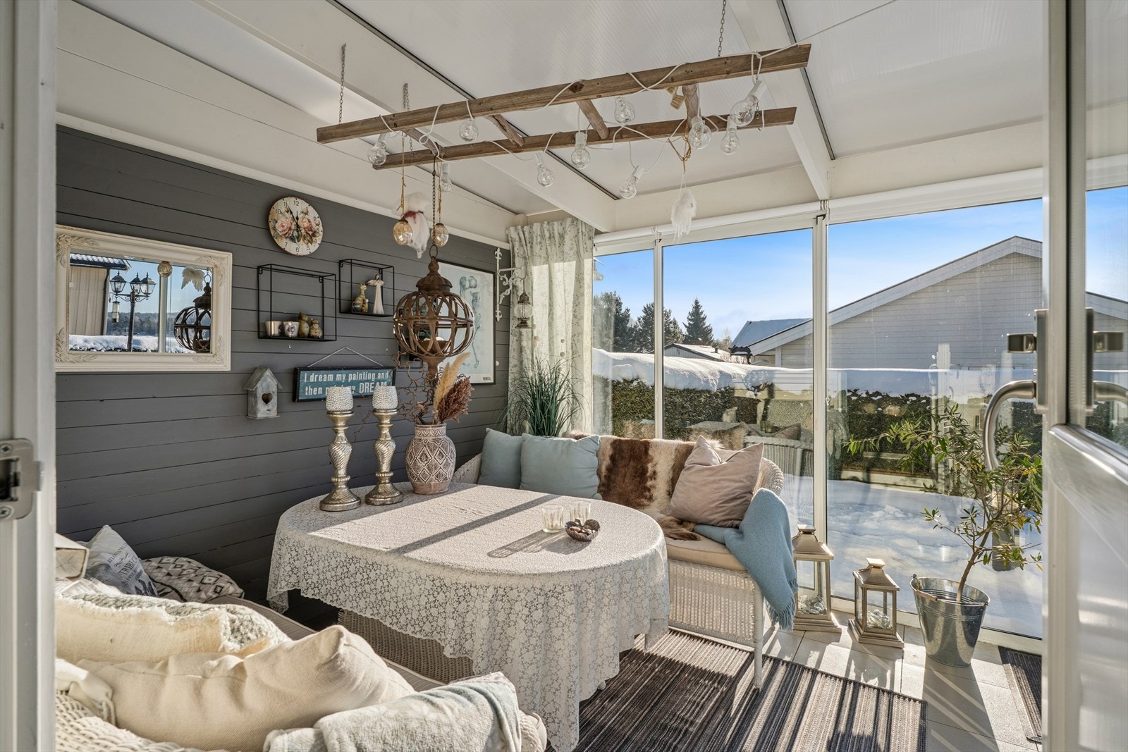 Boligen har bruksrett til del av tomten som er opparbeidet med fin gressplen, terrasseplatting med utestue, hekk og div. beplantning. Galleribilde