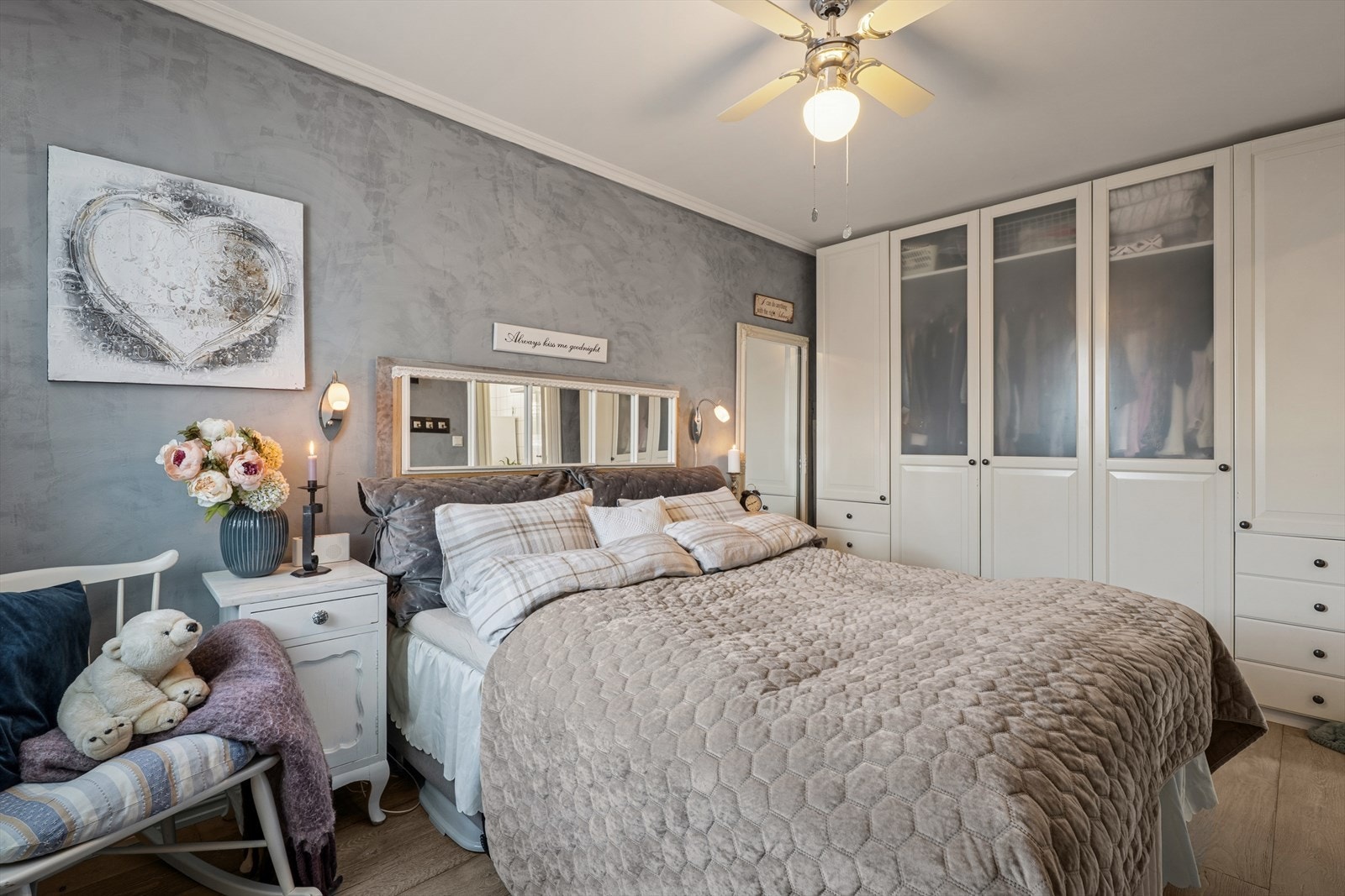 Det er også oppbevaringsplass i store garderobeskap. Galleribilde