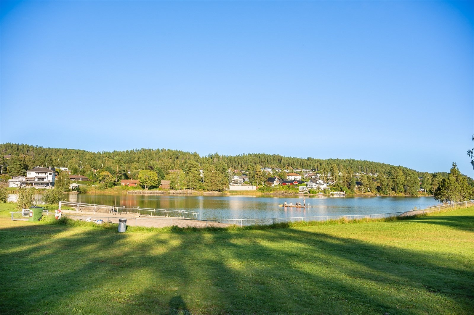 Badeplassen på sommerstid. Galleribilde