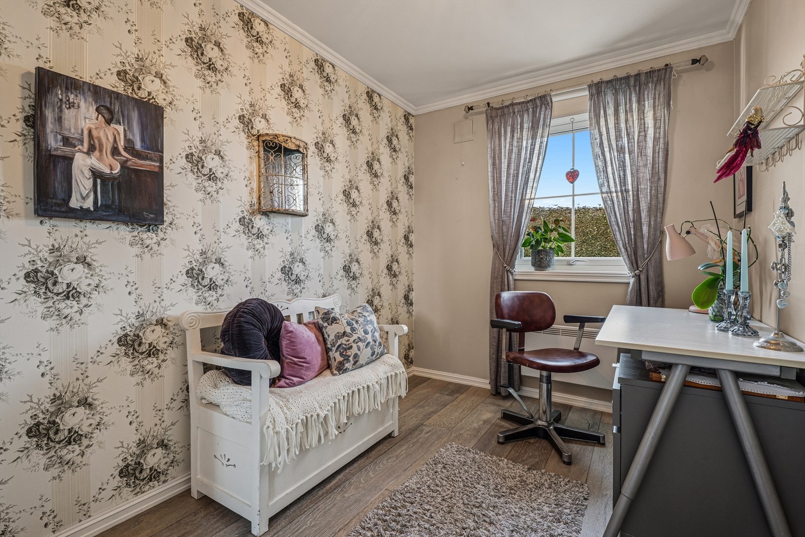 Boligens andre soverom er også av god størrelse med plass til både seng og tilhørende møblement. Dette rommet kan benyttes etter behov og passer ypperlig både som barnerom, gjesterom eller kontor/hobbyrom! Galleribilde