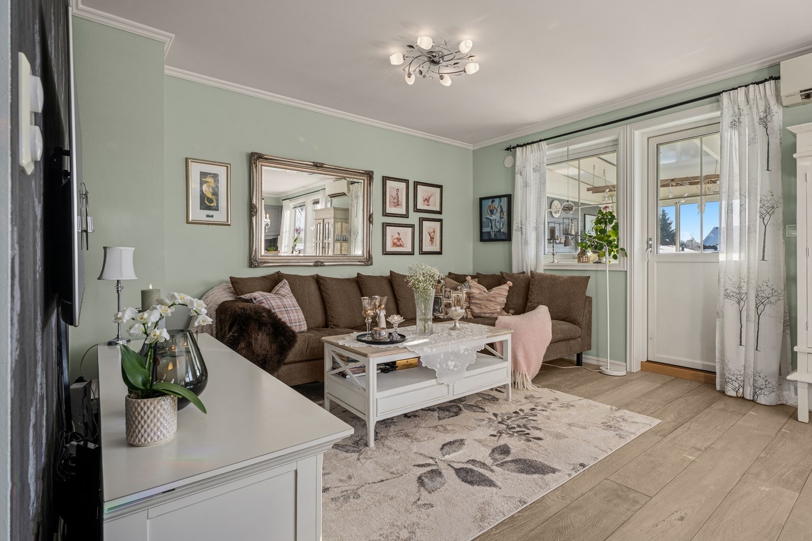 Stuen er lys og fin! Det er store vindusflater som slipper inn rikelig med naturlig lys. Galleribilde