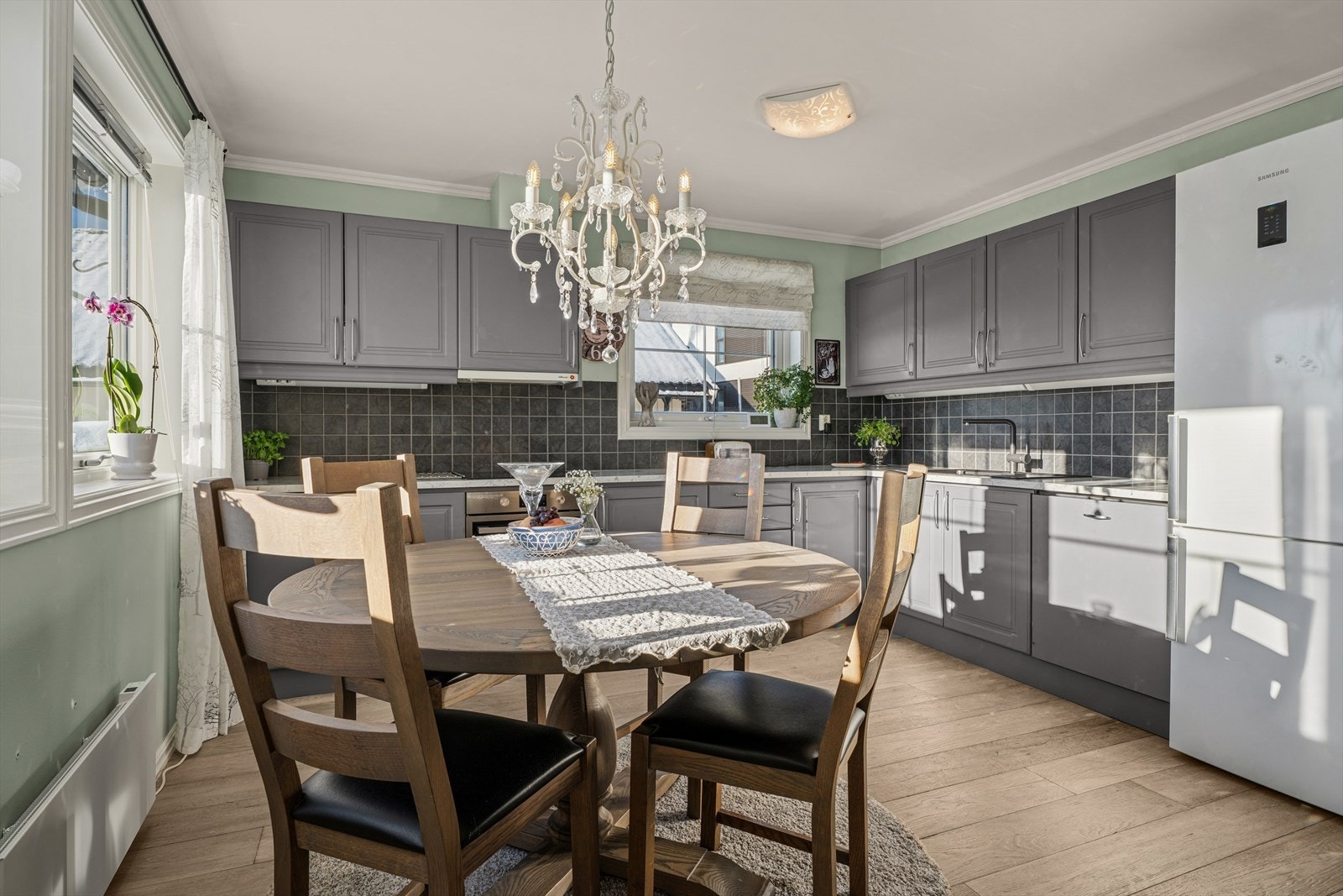 I forbindelse med kjøkkenet er det også plass til en trivelig spisegruppe. Her kan mange hyggelige måltider nytes med familie og venner! Galleribilde