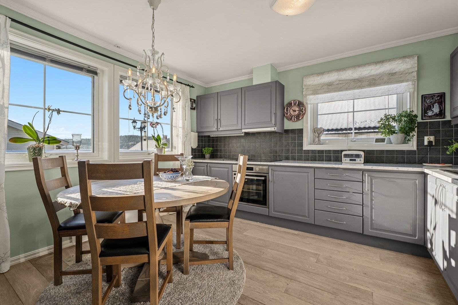 Boligens kjøkken er innbydende og av god størrelse! Det er rikelig med både skap og benkeplass. Galleribilde