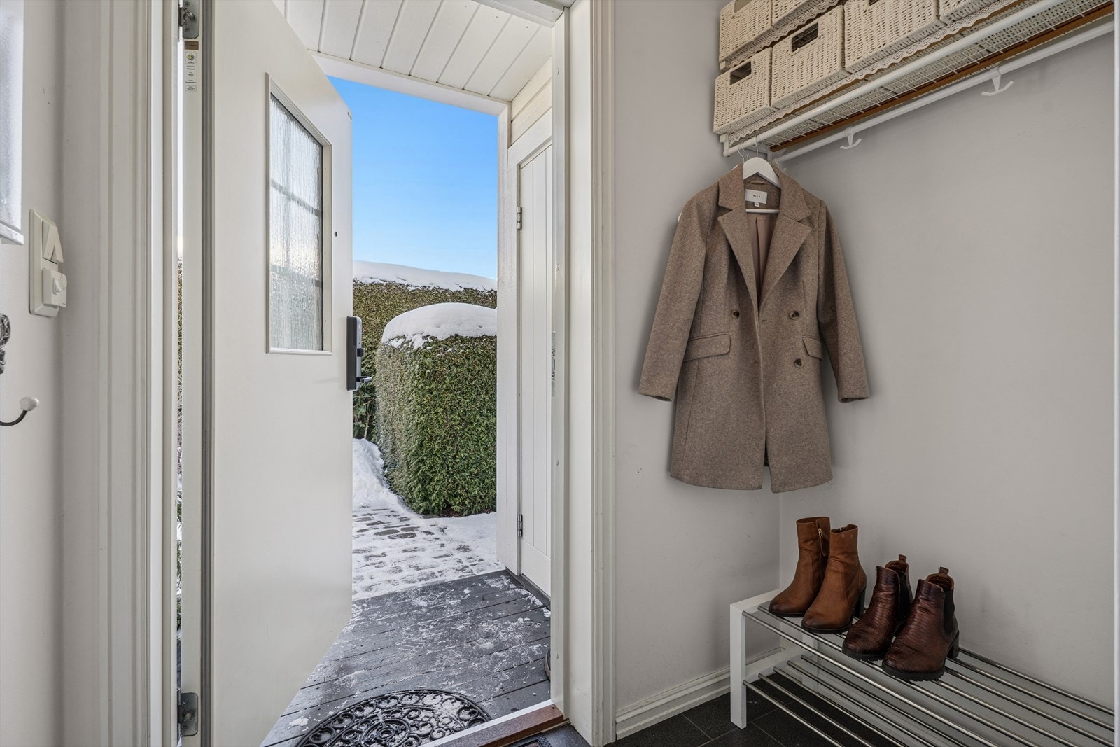 Velkommen inn! Det er god plass til å henge fra seg yttertøy og sko. I forbindelse med inngangspartiet er det en fin sportsbod til lagring. Galleribilde