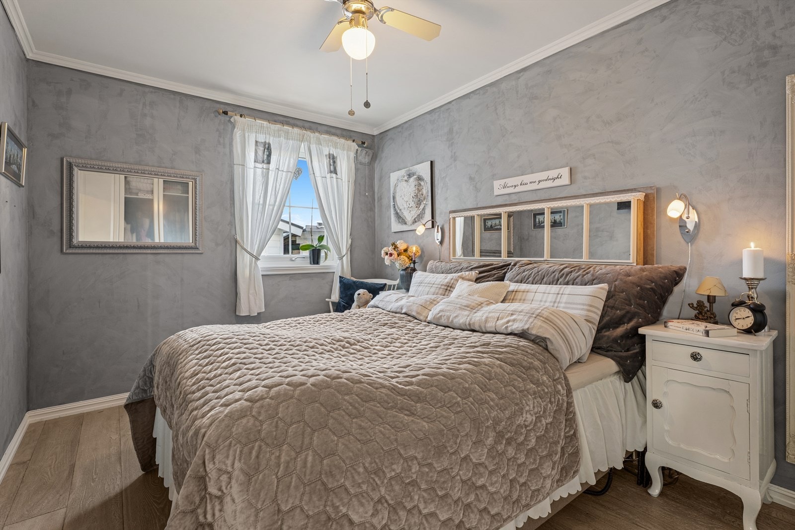 Hovedsoverommet er av god størrelse med plass til både dobbeltseng og tilhørende møblement. Galleribilde