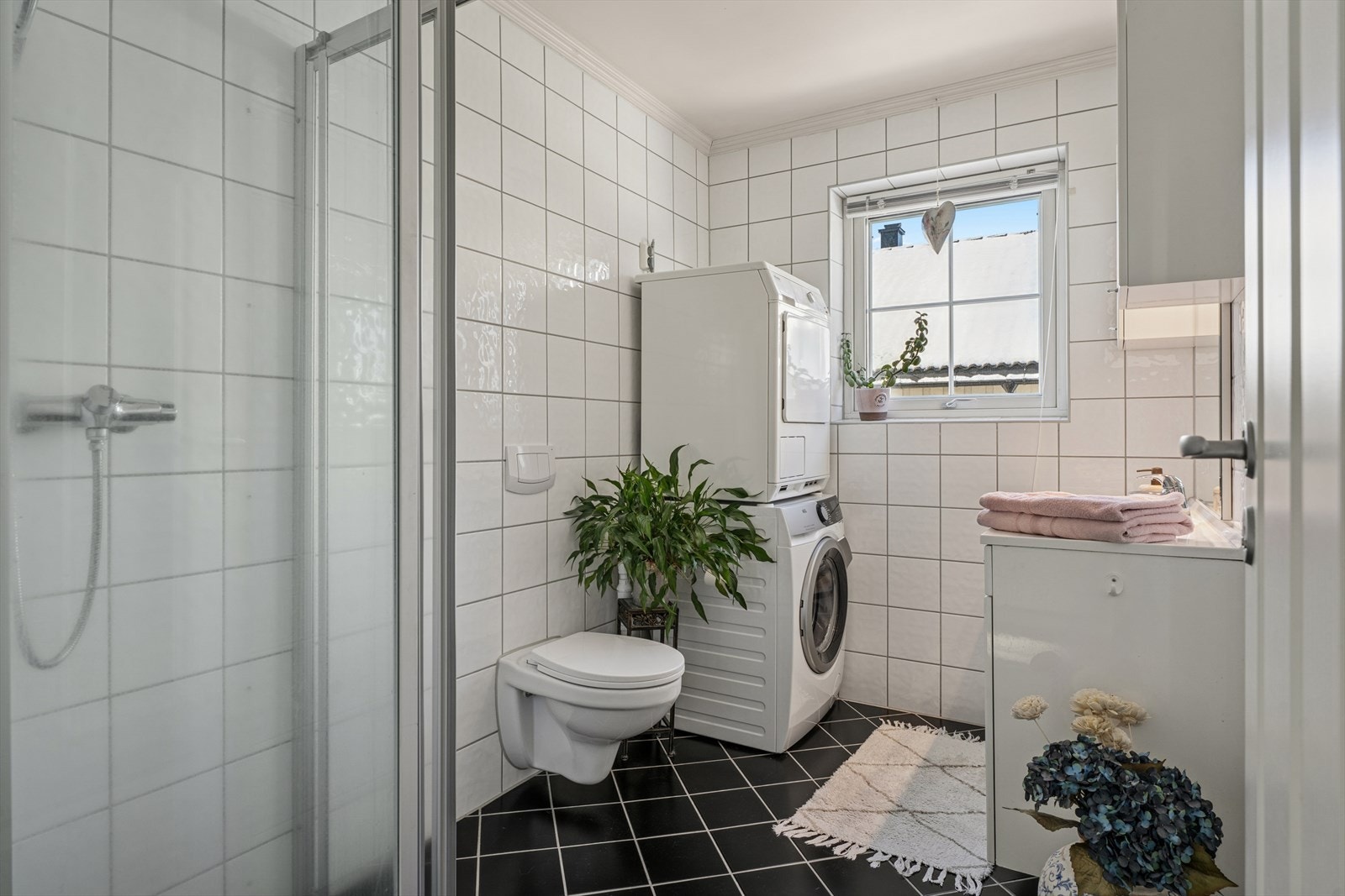 Boligen har et flislagt baderom med gulvvarme fra byggeåret. Galleribilde