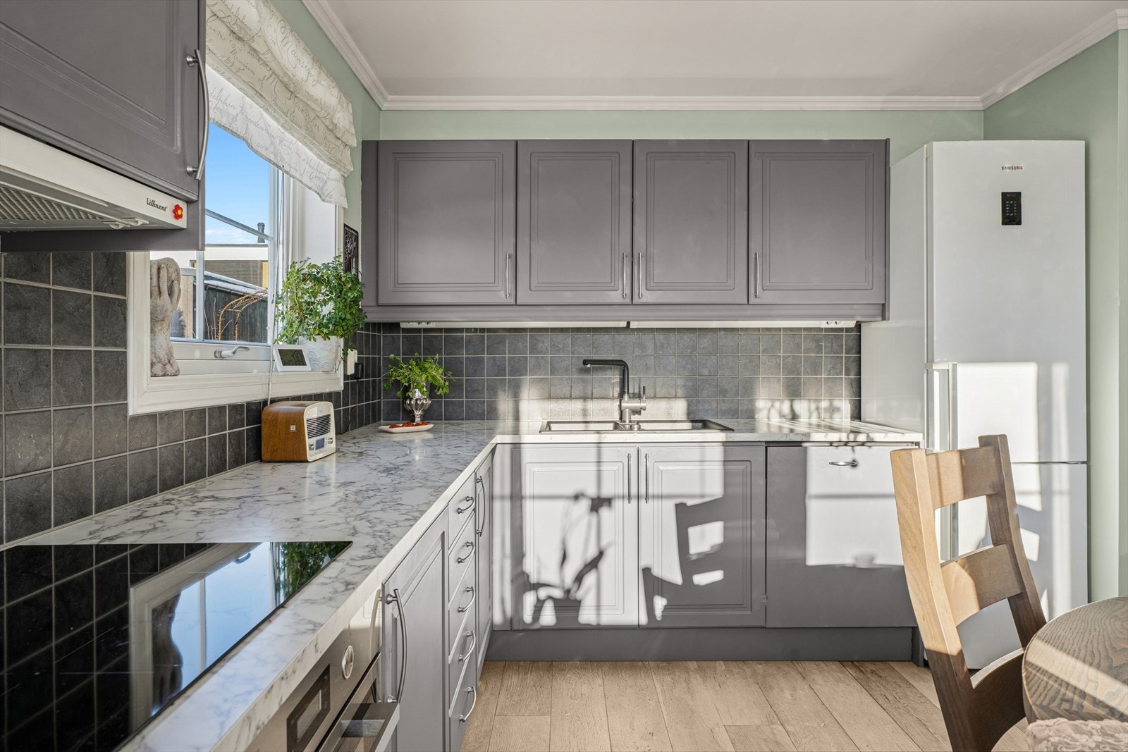 Kjøkkeninnredningen er fra byggeåret 2007 av merket Ikea. Innredningen har profilerte fronter og laminerte benkeplater med nedfelt oppvaskkum. Det er integrerte hvitevarer som: stekeovn, koketopp, oppvaskmaskin og avsatt plass for kjøleskap. Galleribilde