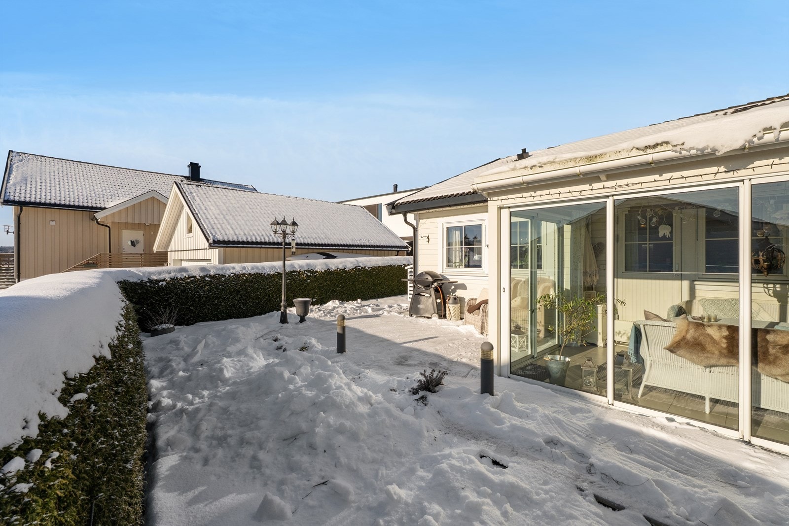 Terrassen er av god størrelse og har plass til noe hyggelig utemøblement og grill. Galleribilde