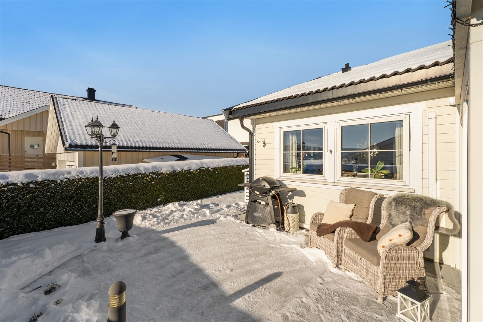 Fra stuen er det utgang til en trivelig og solrik terrasse. Galleribilde