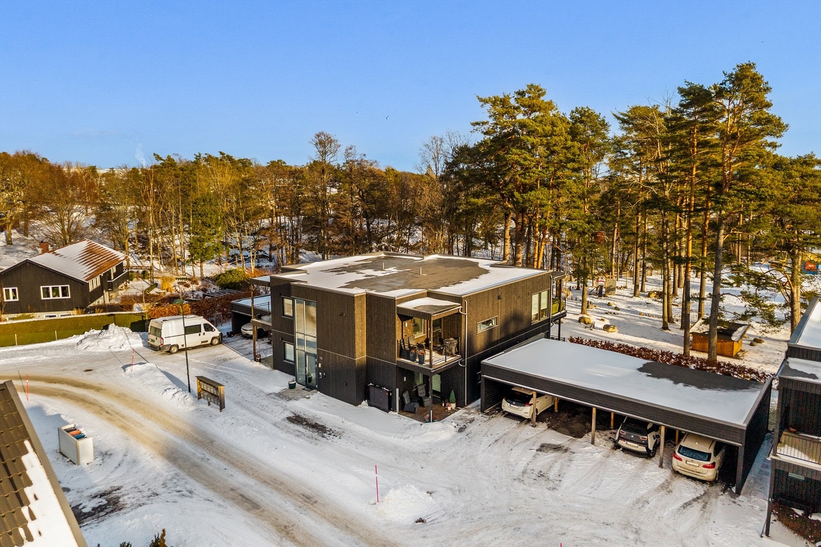 I carporten er det installert elbillader, tilkoblet egen strømmåler. Galleribilde