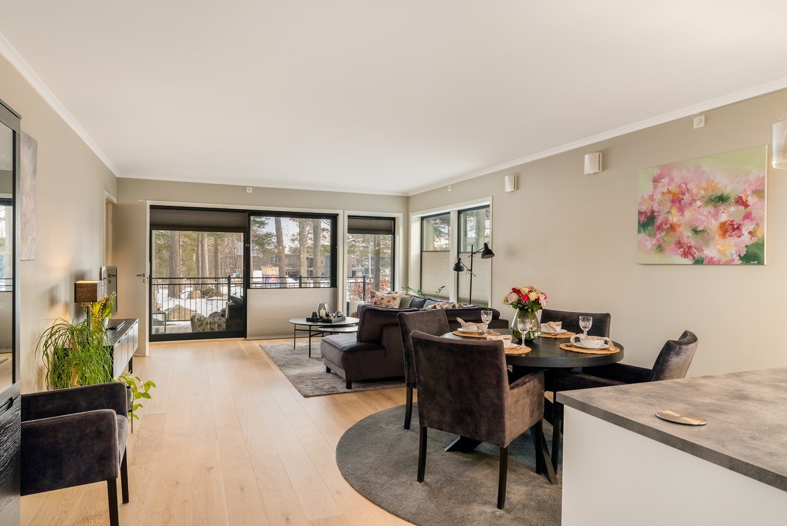 Rommet byr på gode møbleringsmuligheter, med plass til både sofagruppe, spisebord og annet ønsket møblement. Galleribilde