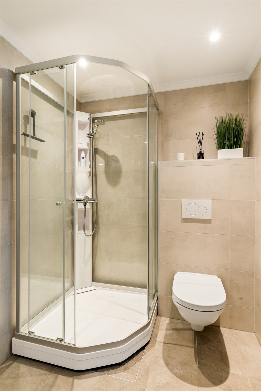 Det er mekanisk ventilasjon og tilluft via spalte ved dørterskel. Galleribilde