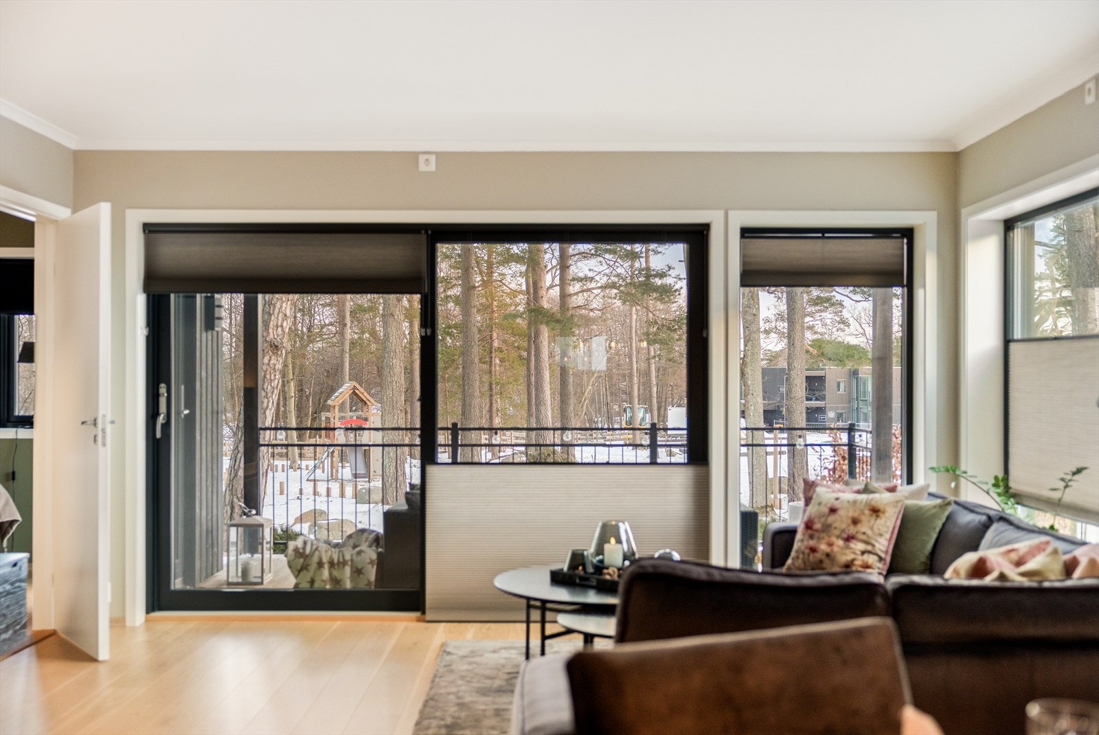 De store vindusflatene gir en luftig og innbydende atmosfære. Galleribilde