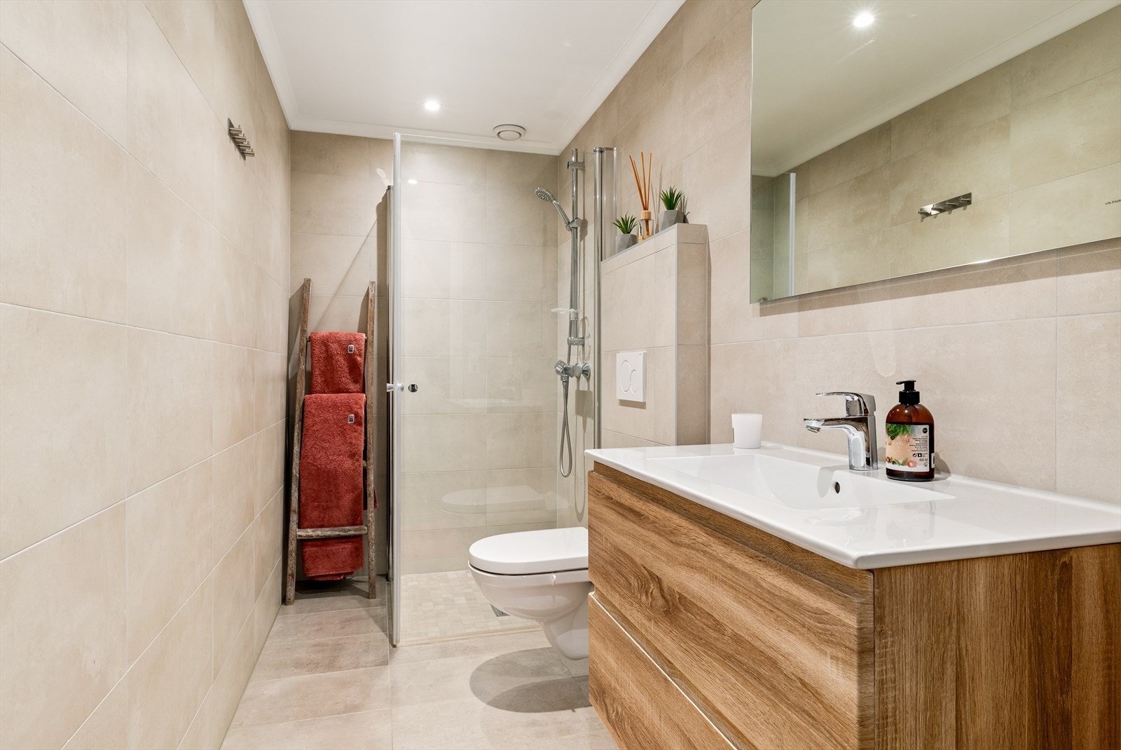 Badet fremstår lyst og tidsriktig, med malt tak, flislagte vegger og flislagt gulv. Galleribilde