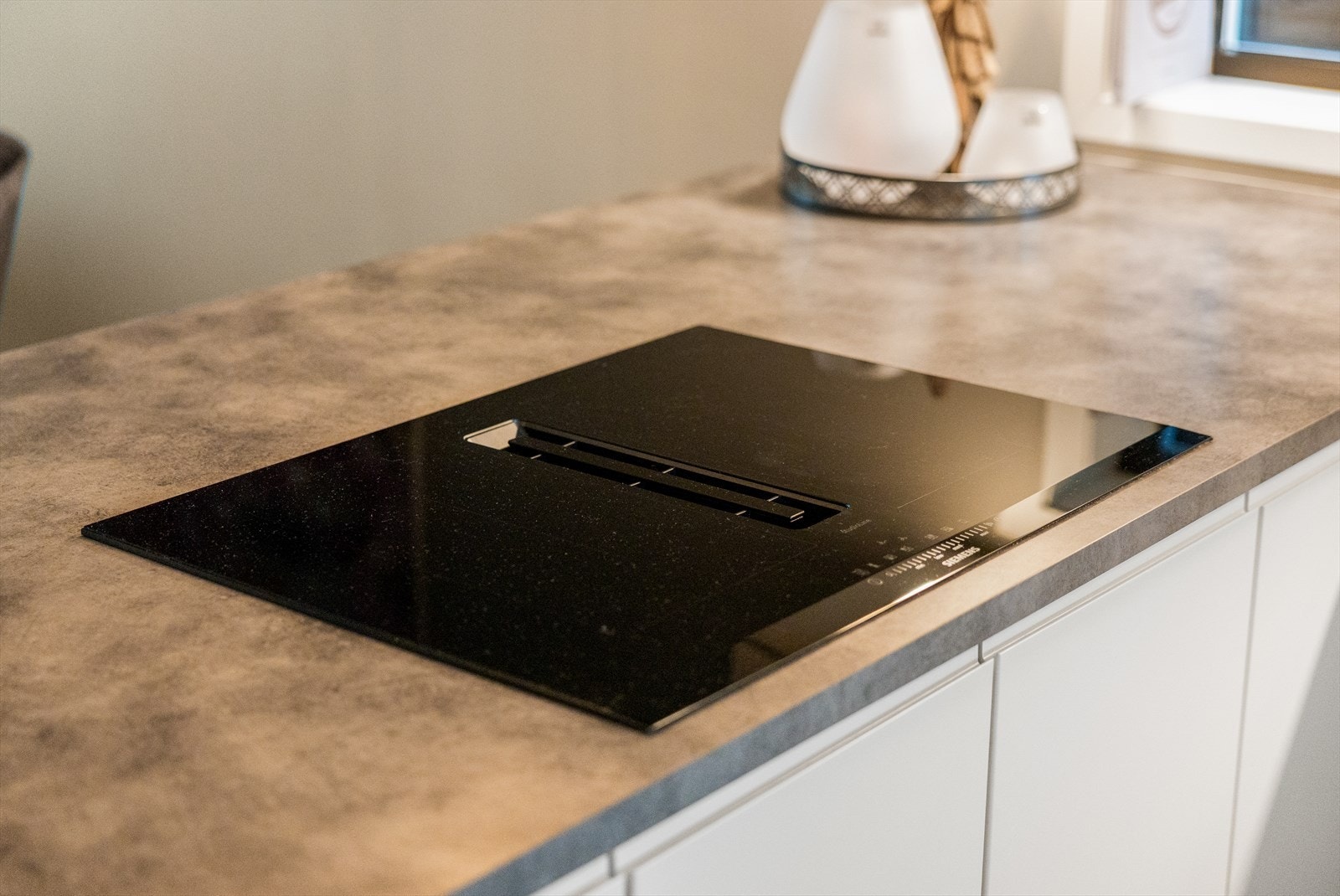 Det er montert vannstoppsystem, komfyrvakt samt kjøkkenventilator med kullfilter. Galleribilde