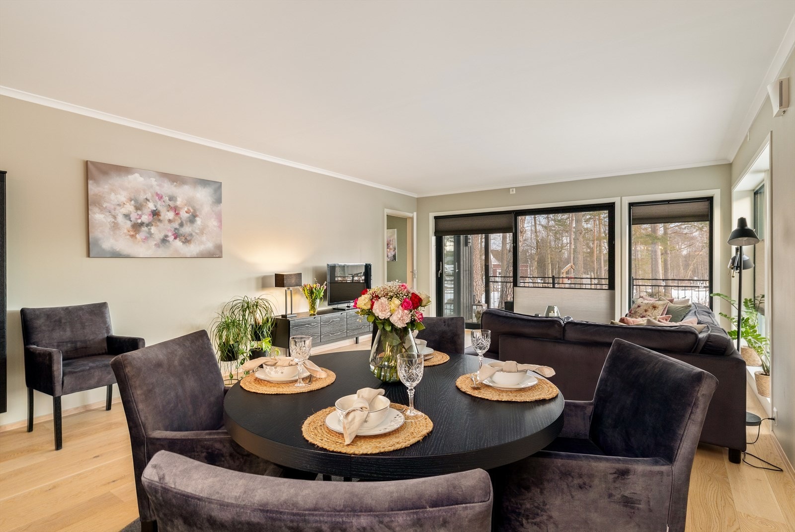 Innvendig er det gulv av parkett og betong, veggene har malte plater og innvendige tak har malte plater. Galleribilde