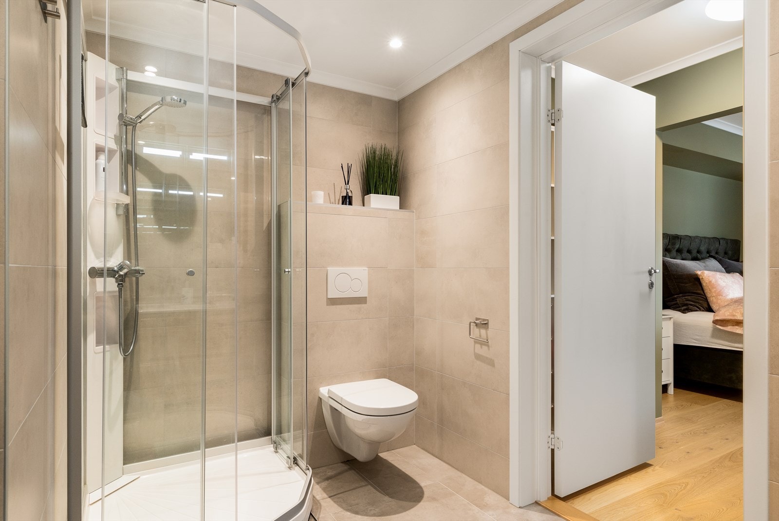 Moderne og stilrent bad i lyse, behagelige farger. Galleribilde