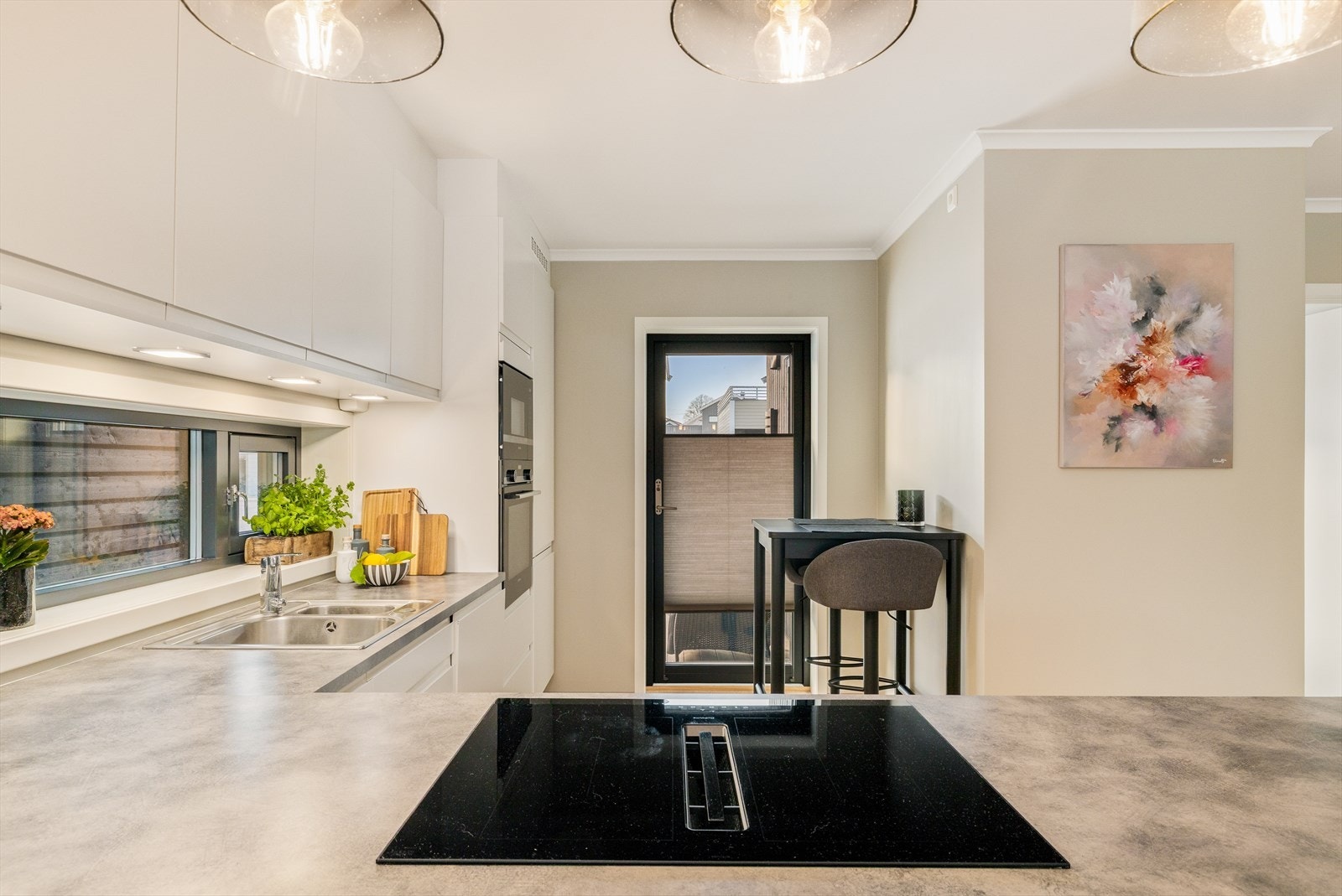 Det er praktisk belysning under overskapene som gir godt arbeidslys. Galleribilde