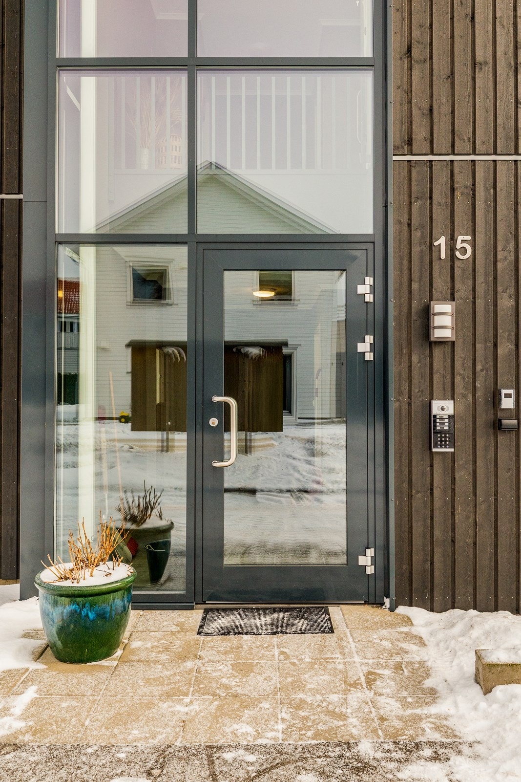 Området er pent opparbeidet med plen, beplantning og asfaltert gårdsplass. Galleribilde