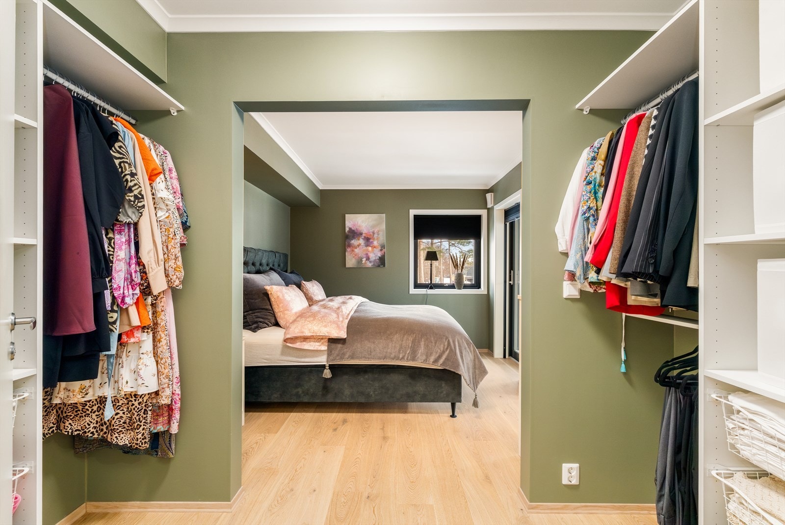 Hovedsoverommet byr på ekstra komfort med eget walk-in-closet. Galleribilde