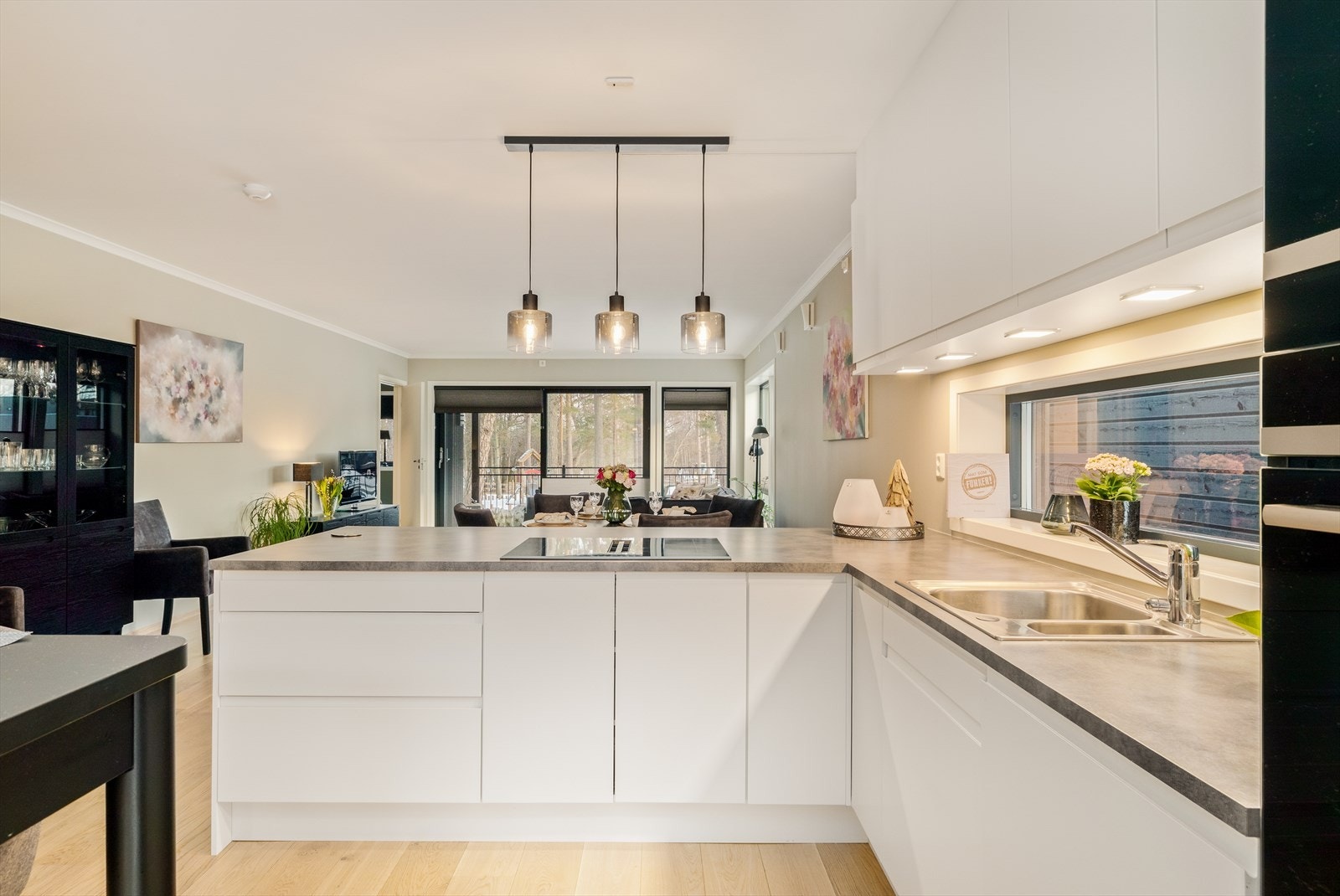 Det er rikelig med både benke- og skapplass. Galleribilde