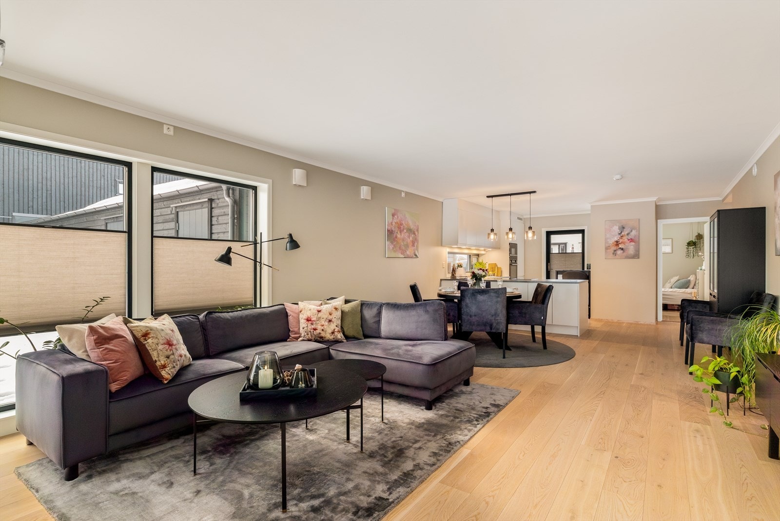 Leiligheten har balansert ventilasjon med varmegjenvinning via avtrekksvarmepumpe (NIBE F370). Det er vannbåren gulvvarme i alle oppholdsrom, samt elektriske varmekabler på våtrom. Galleribilde