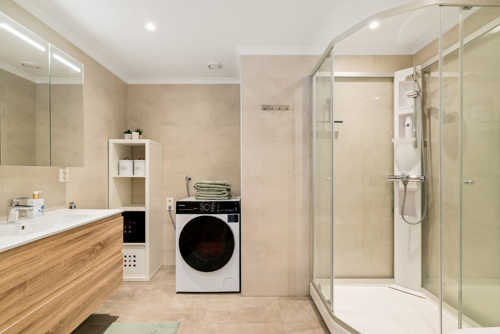 Taket er malt, og rommet har flislagte vegger og flislagt gulv med elektriske varmekabler som gir ekstra komfort året rundt. Galleribilde